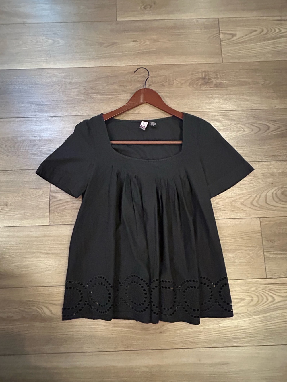Love on a Hanger Black Babydoll Swing Top Eyelet Hem Medium